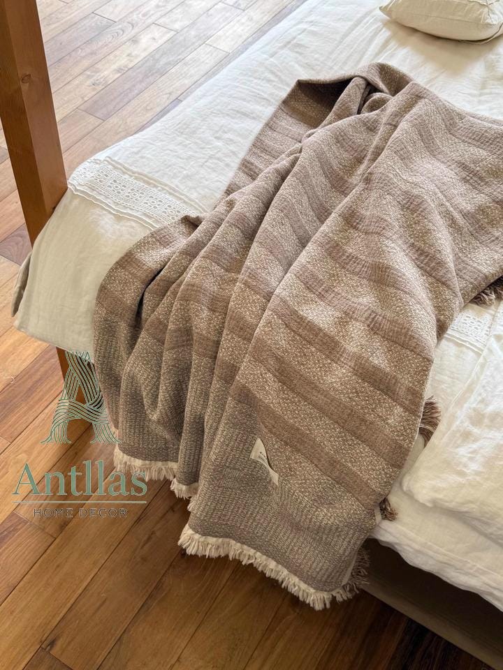 Oversized Linen Cotton Bed Throw: Jacquard Woven Frayed Blanket (245x250cm)